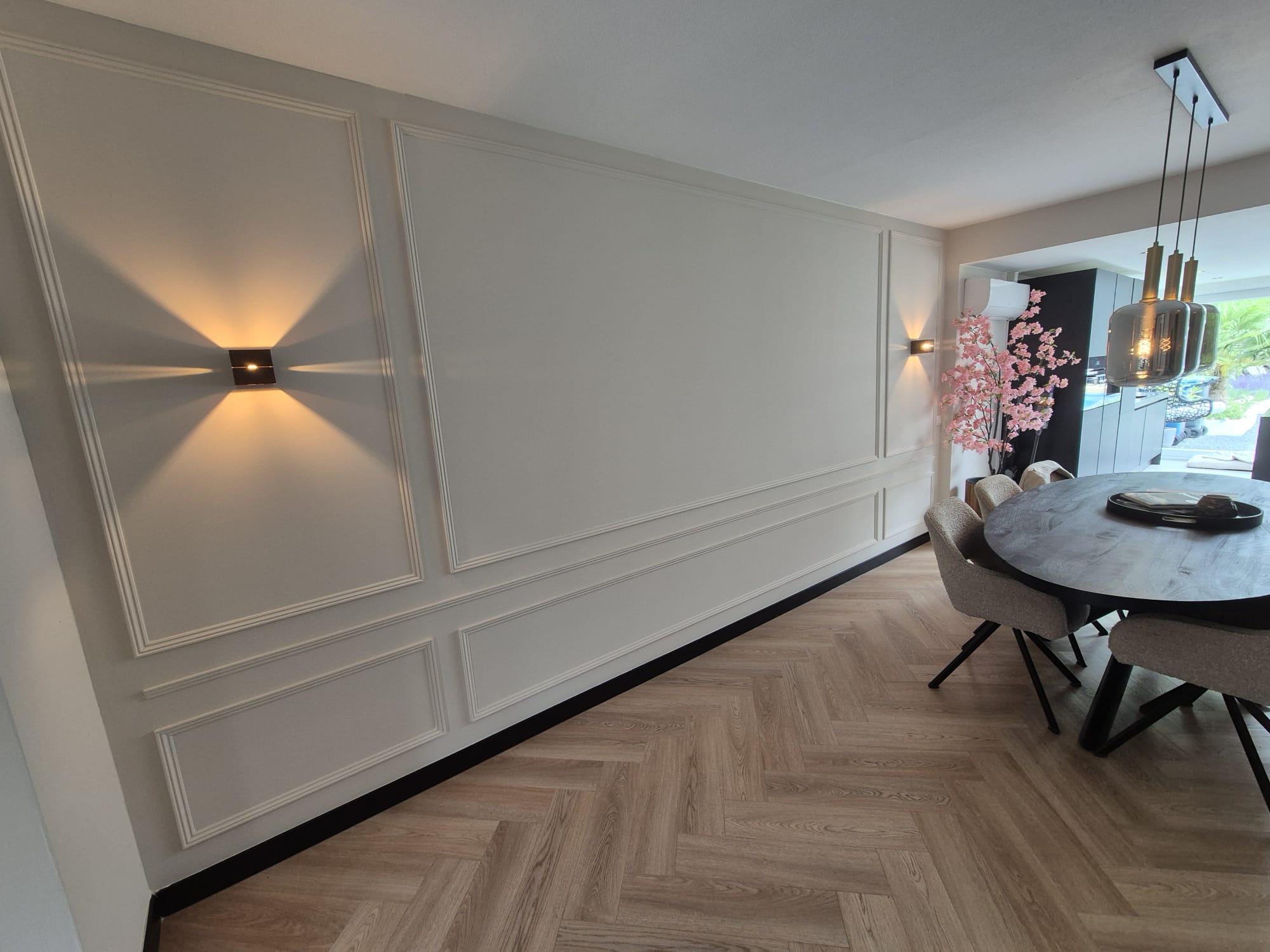 Zwart stalen glasdeuren als ruimteverdeler in woonkamer